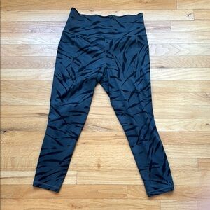 Athleta Women's Salutation Stash Pocket II 7/8 Tight, size M, Black/Grey Camo